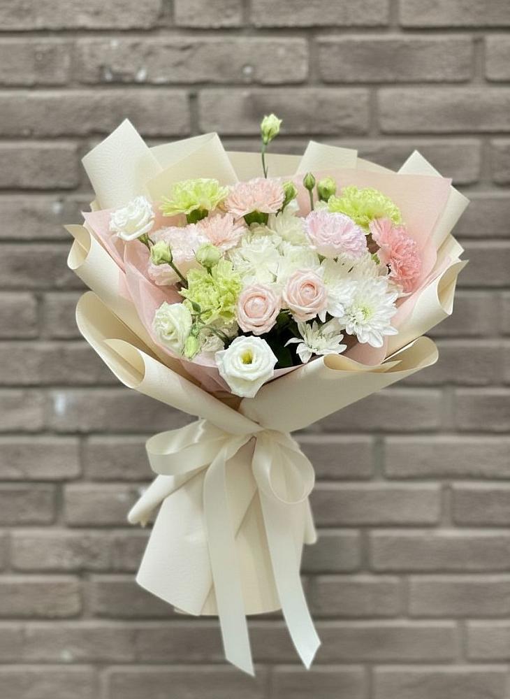 Букет цветов из: Гвоздики, Розы, Лизиантусы и Хризантемы в Базарные Матаки