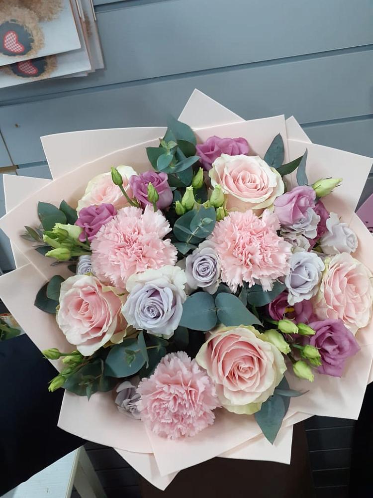 Букет цветов из: Розы, Гвоздики и Лизиантусы в Базарные Матаки